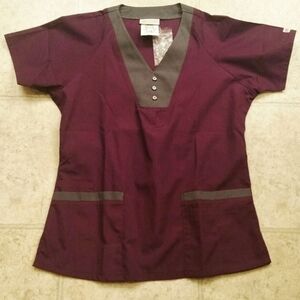 🎄Uniform Advantage Scrub top- S